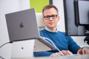 Softwareentwickler bei der Arbeit am PC