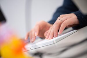 Hände tippen auf Tastatur