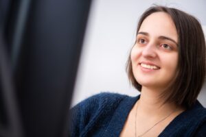 Lächelnde Frau arbeitet am PC