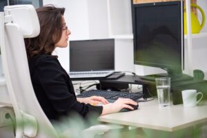 Softwareentwicklerin beim Arbeiten am PC
