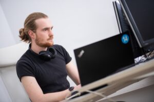 Konzentrierter Mann arbeitet am PC