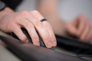 Hand auf Maus und Tastatur